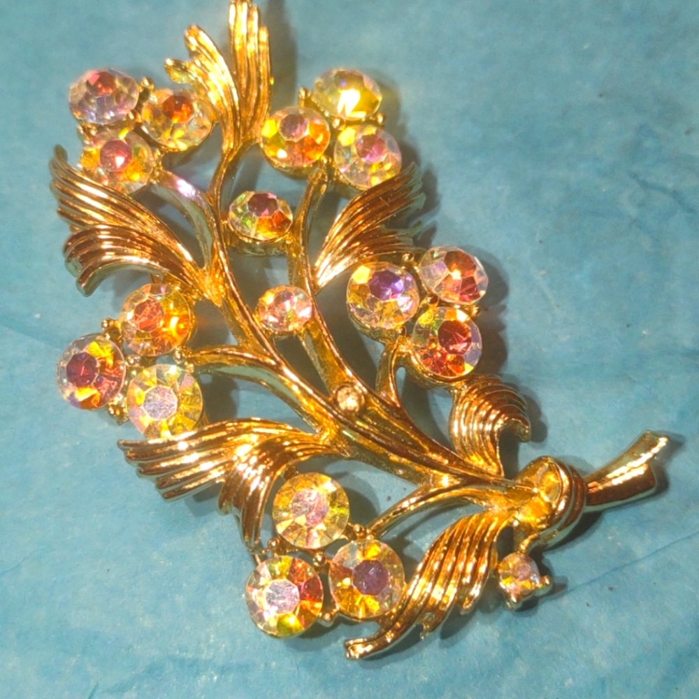 Broche Ancienne Vintage En Forme De Fleur - Couleur Vieil Or Avec Cristal Boréalis - Bijou Rétro, Occasion
